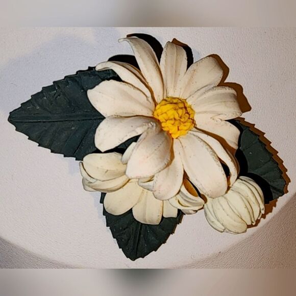 Vintage Plastic 3 Dimensional Daisy Flower Brooch Pin - Picture 1 of 10